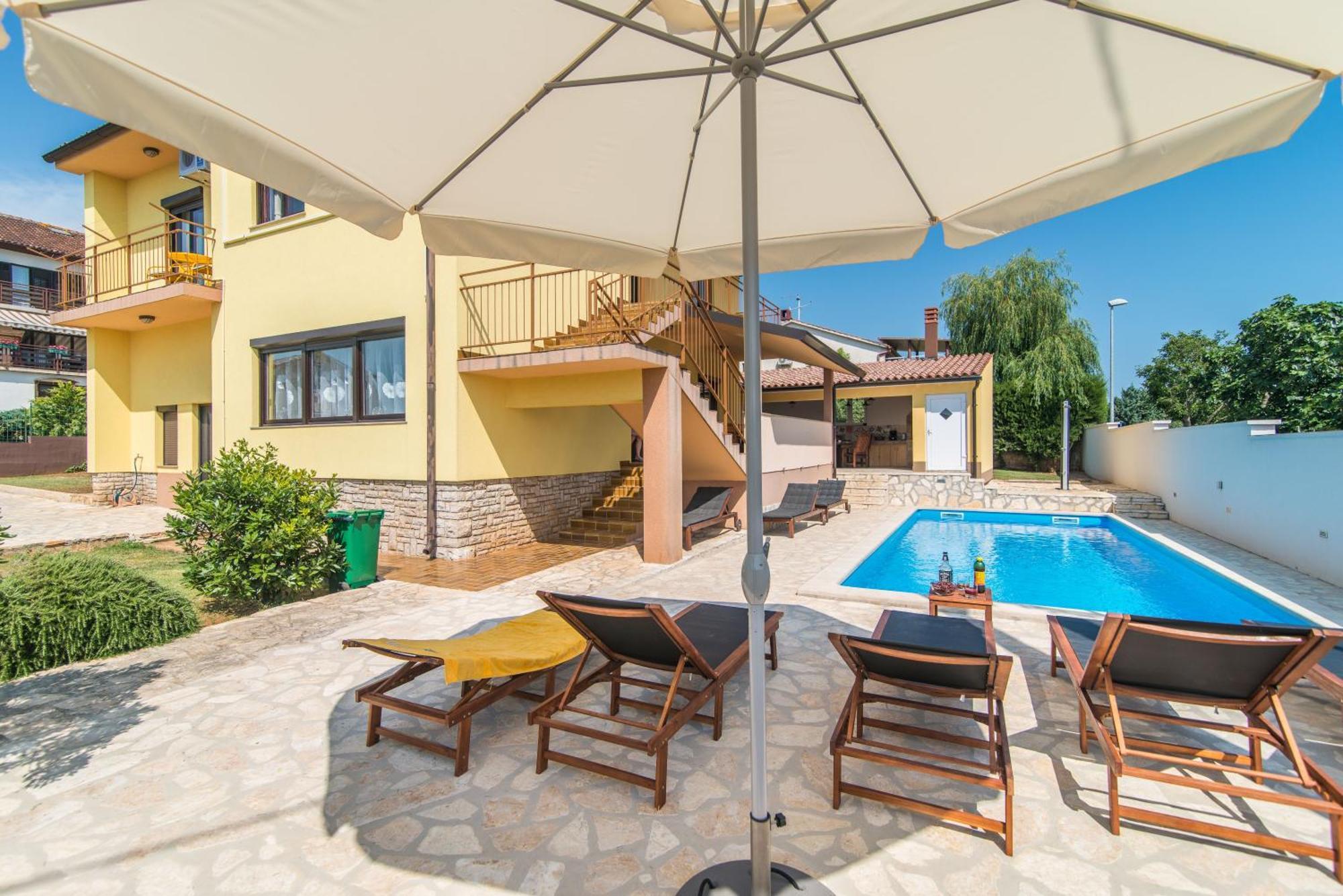 Ferienvilla Mit Pool In Ferienhaus *